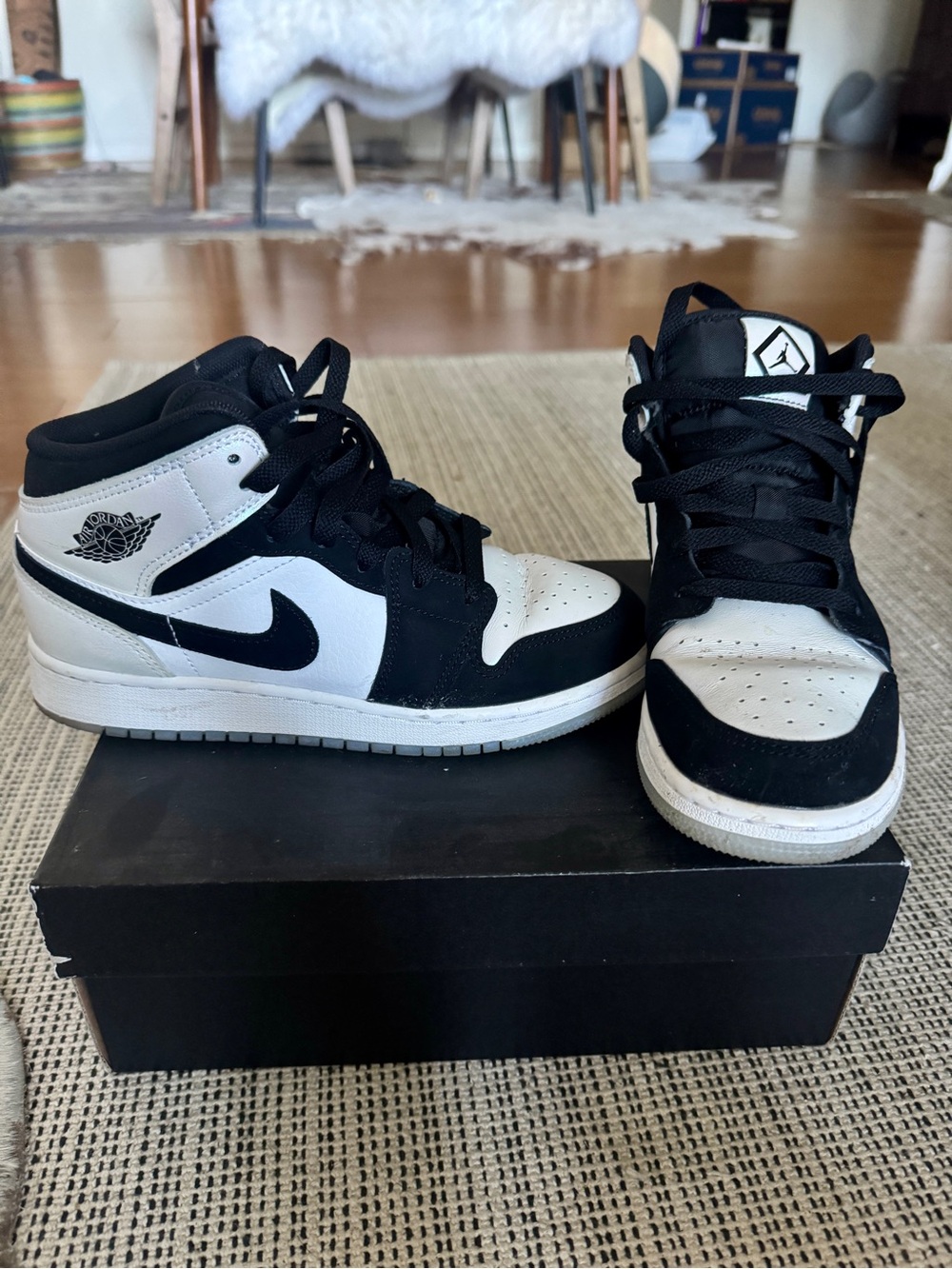 Nike Air Jordan 1 Mid SE Diamond White and Black (GS)